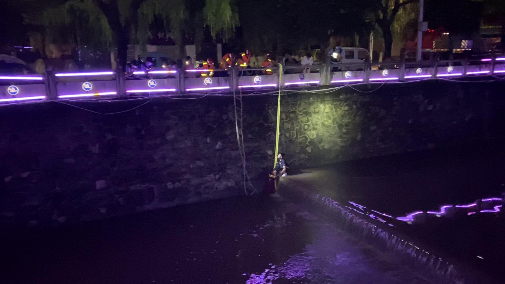 女子深夜醉酒跳河 消防队员紧急救援