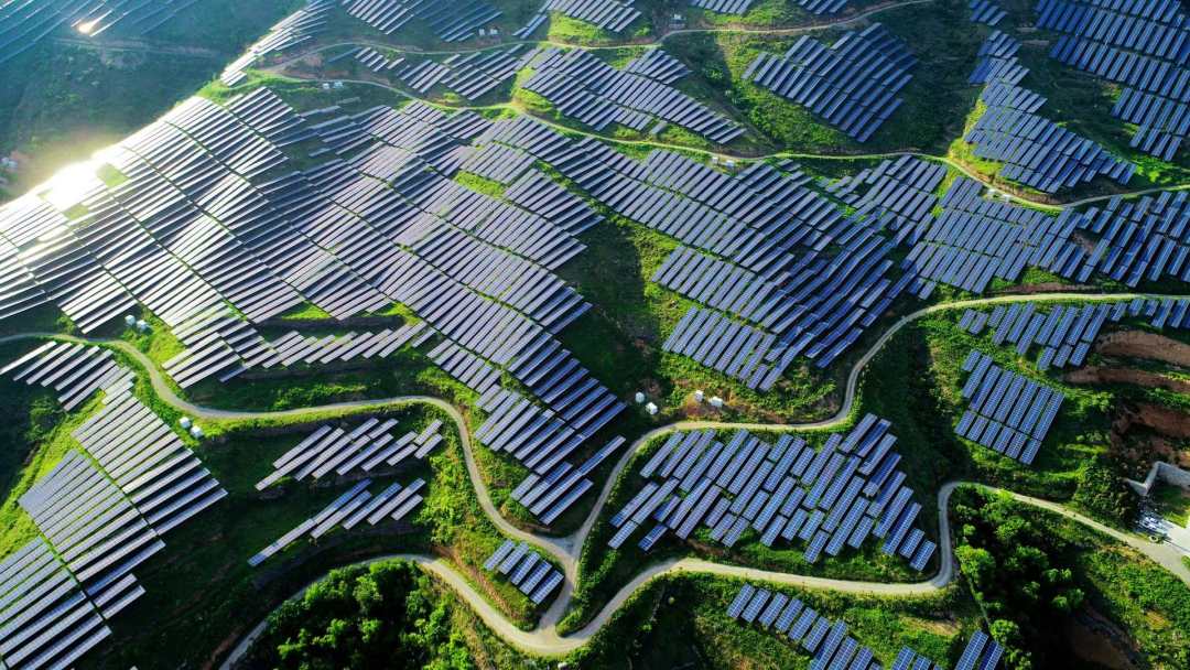 容量30兆瓦,2015年底并网,是当时省内第一家投产的山坡光伏发电项目