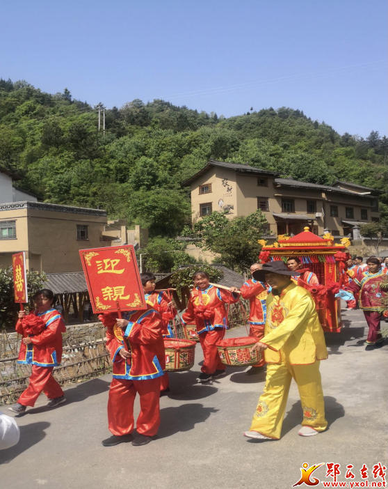 骑着高头大马的新郎,穿着大红嫁衣坐上花轿的新娘,欢庆的唢呐,叮咚的