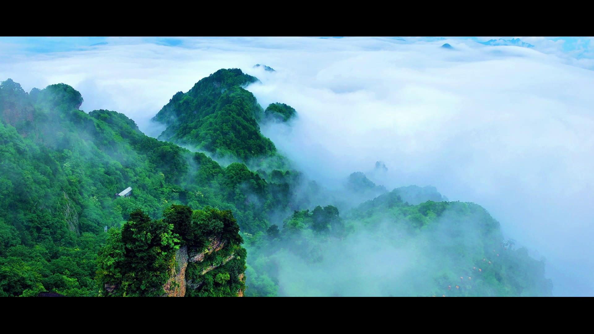 武当山,位于湖北省十堰市境内,是中国著名的道教胜地,是首批国家级