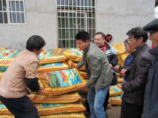 縣新聞辦10噸肥料送茶農(nóng)