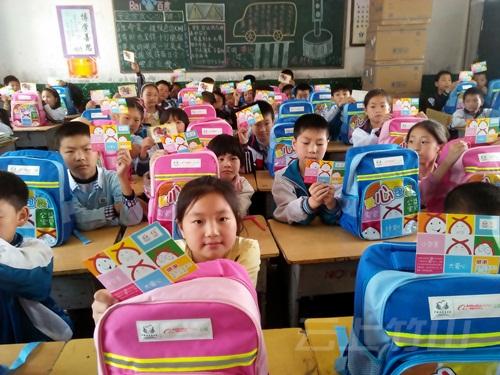 中国扶贫基金会爱心包裹情暖山区学子