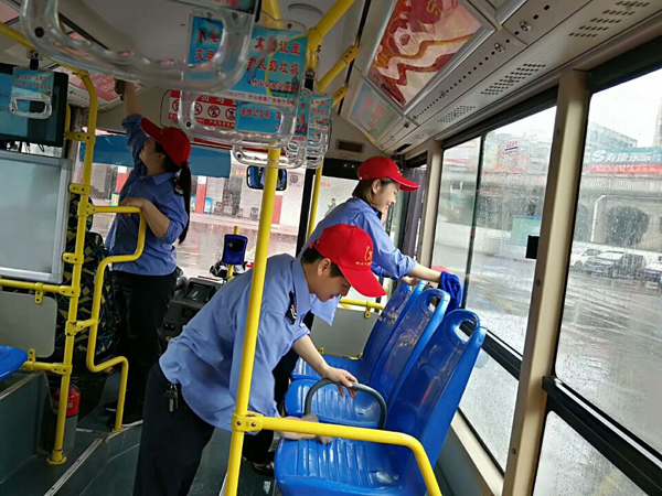 竹山公交公司：“五四”青年节开展青年志愿者活动