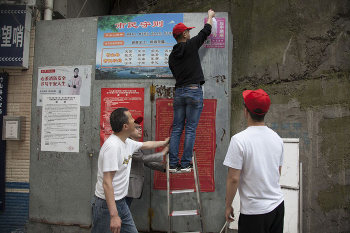 县财政局：青年志愿者清除城市“牛皮癣”助力创文 