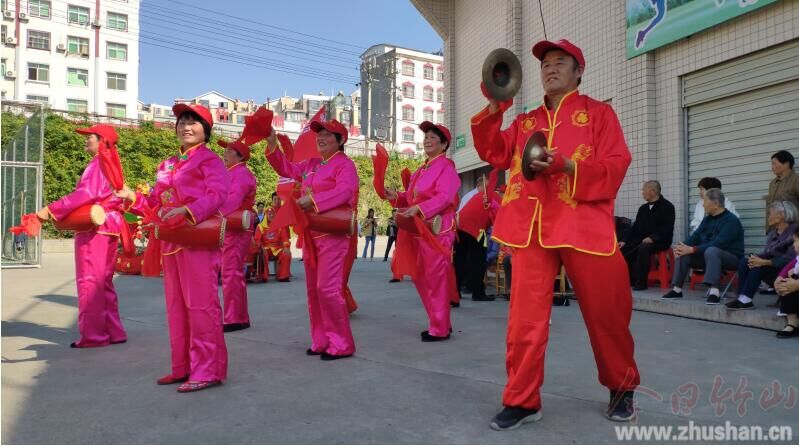 城關(guān)鎮(zhèn)東門(mén)陽(yáng)光藝術(shù)團(tuán)：唱響紅歌迎國(guó)慶