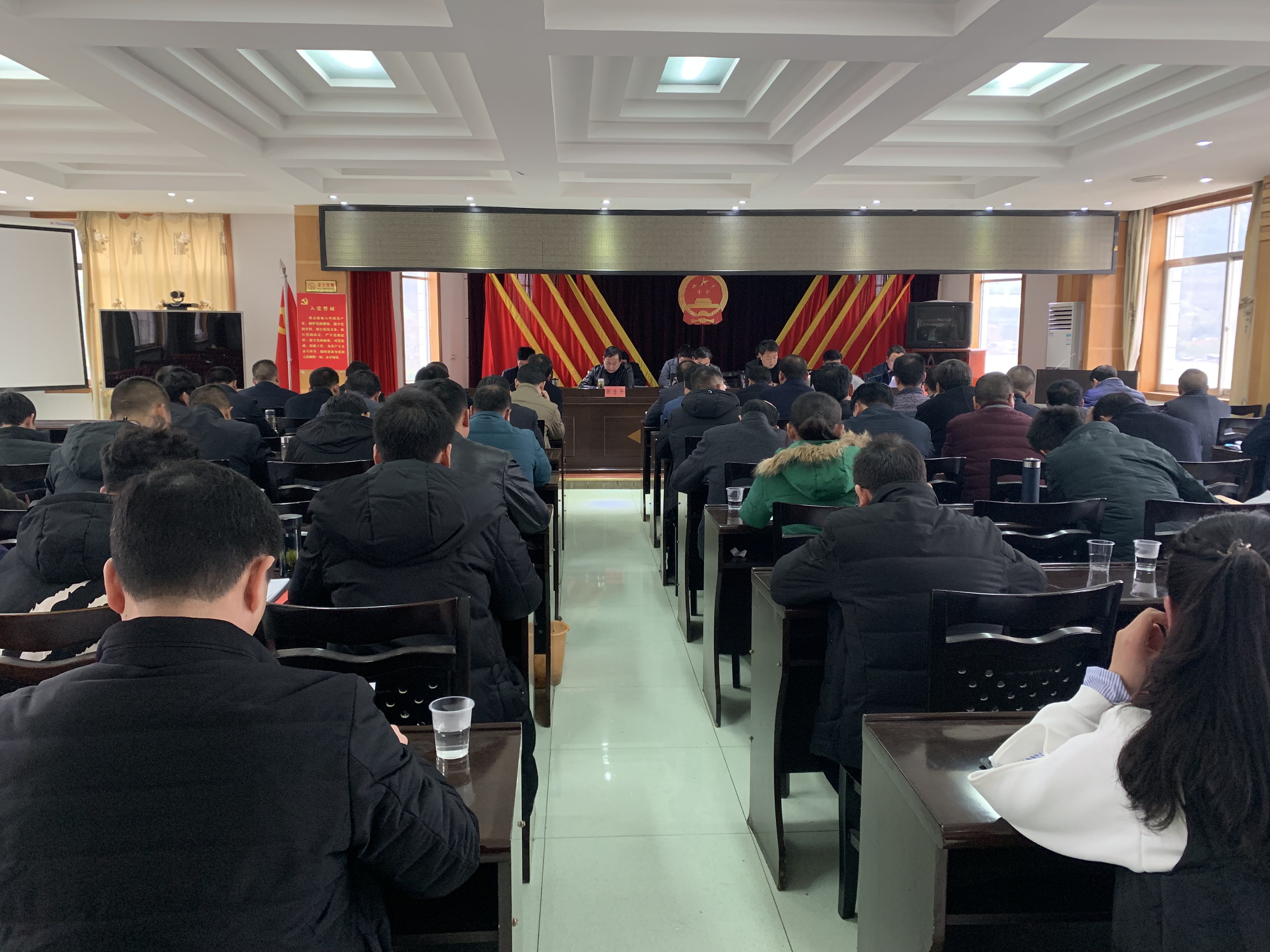 官渡镇召开脱贫攻坚指挥部会议