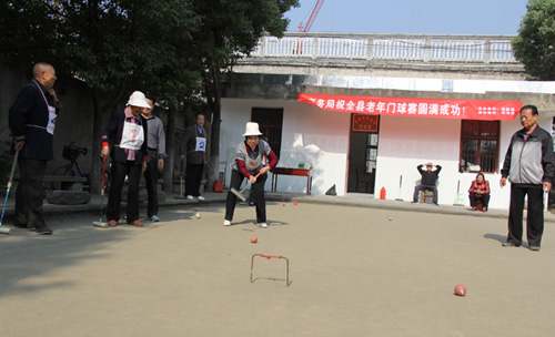 百名老人门球场上显身手