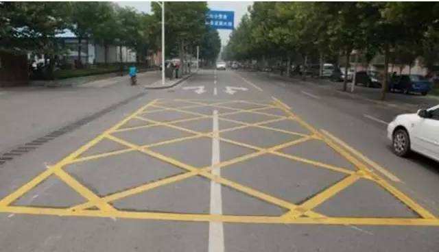 十堰司机，开车别任性！网状线上停车也抓拍