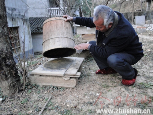 深河七旬老翁养蜜蜂发财 致富不忘帮乡邻