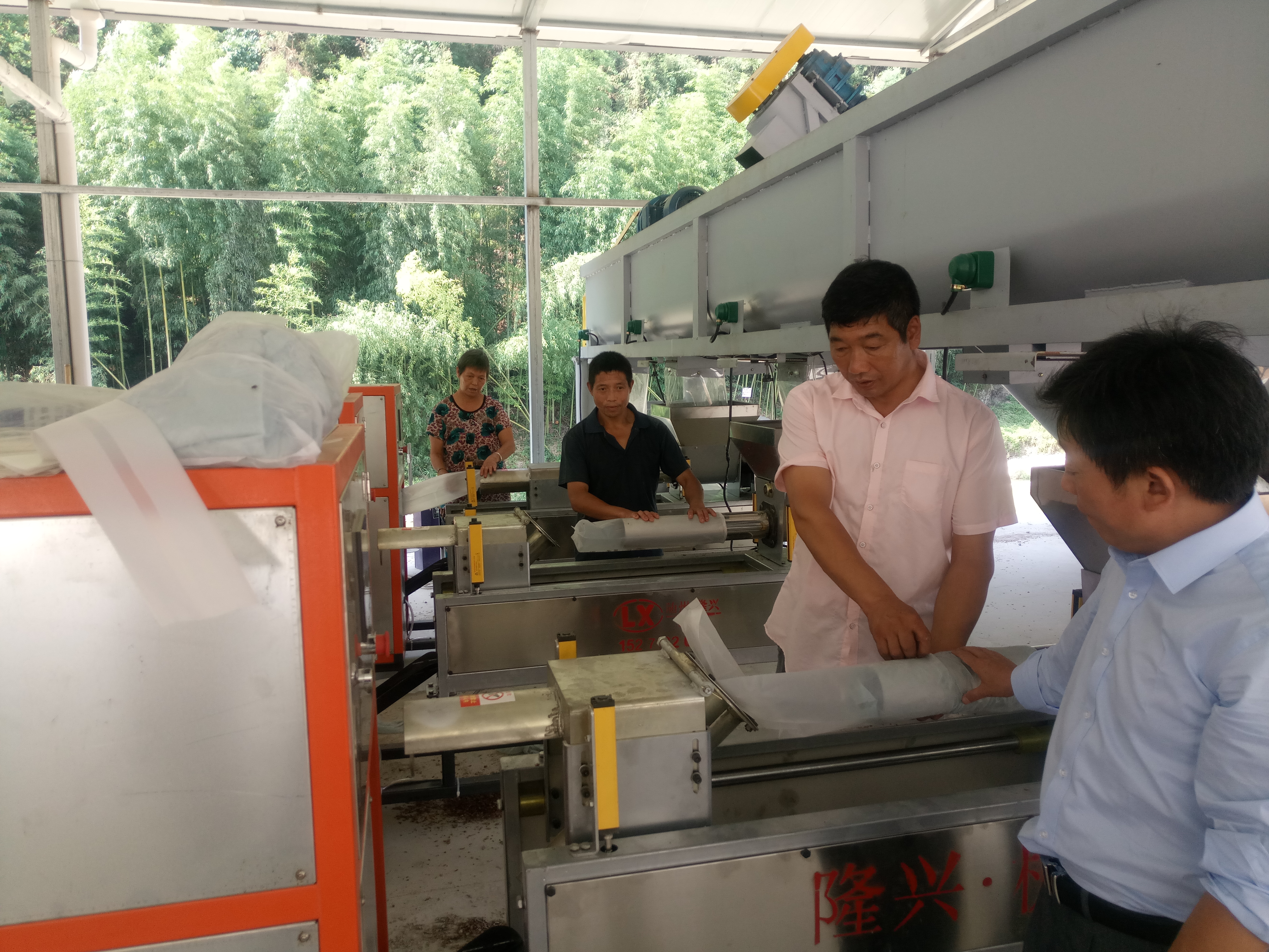 　楼台乡全自动食用菌制棒生产线正式投产