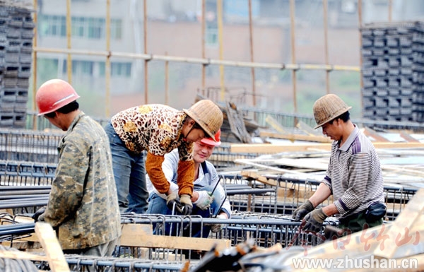 五一假期 众多劳动者坚守在一线劳动岗位