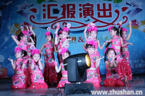 堵河广场文艺表演热起来