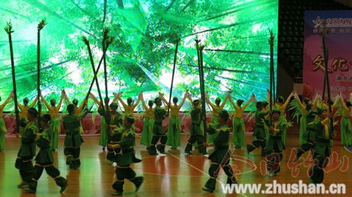 我县在群众广场舞展演十堰赛区决赛上摘得桂冠