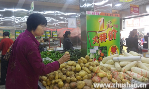 平价蔬菜受市民追捧 每天消费万余元平价菜