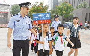 官渡镇派出所“四查四促”护学忙