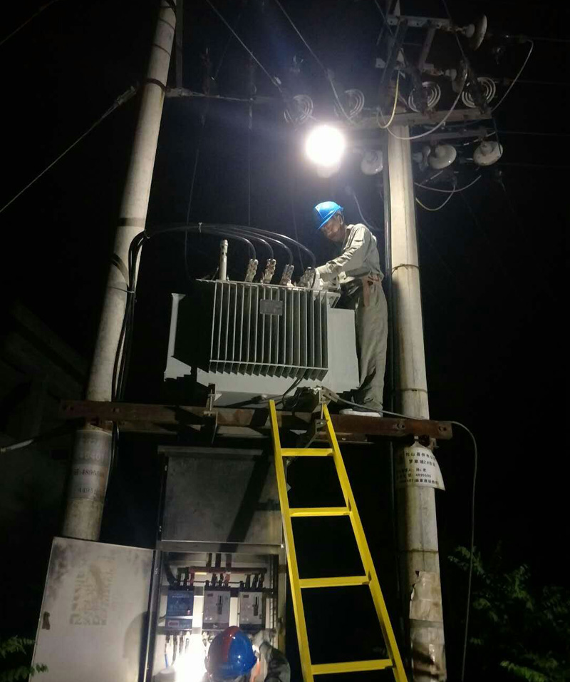 麻家渡镇供电所：战高温保供电
