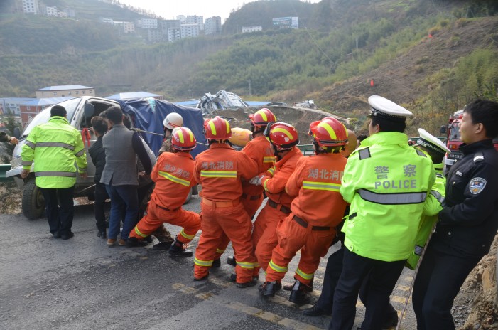 车轮“踩空”紧贴“生死边缘”竹山警民联合营救