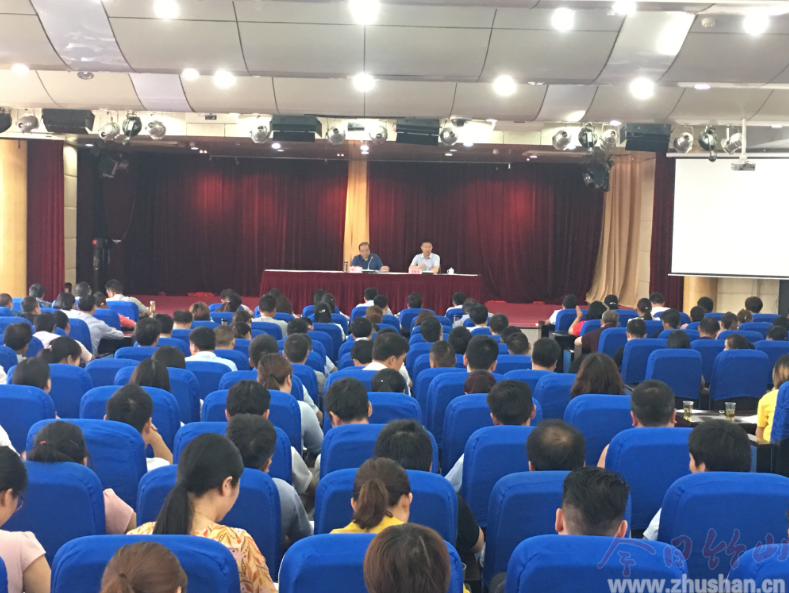 全縣244名村文書集中充電