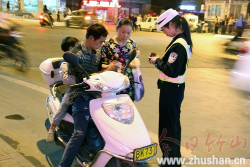 竹山交警全县夜查酒驾 酒驾违法首次实现“零”查处