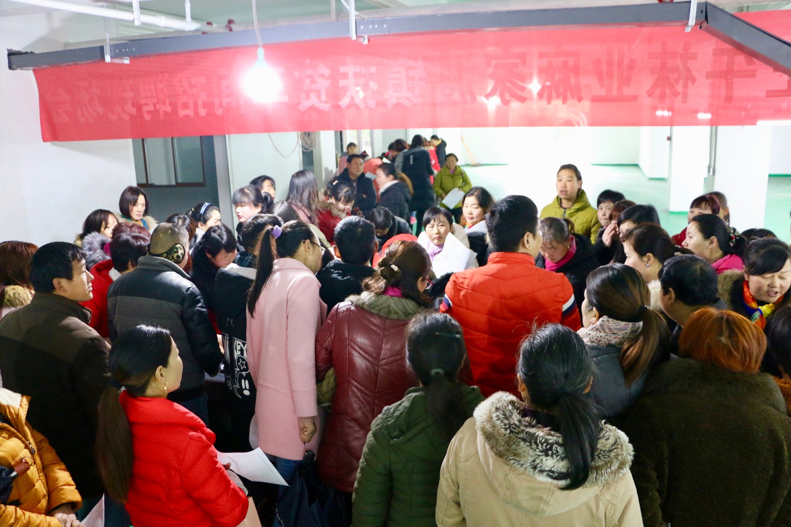 麻家渡镇：扶贫车间招聘会  让群众在家门口就业