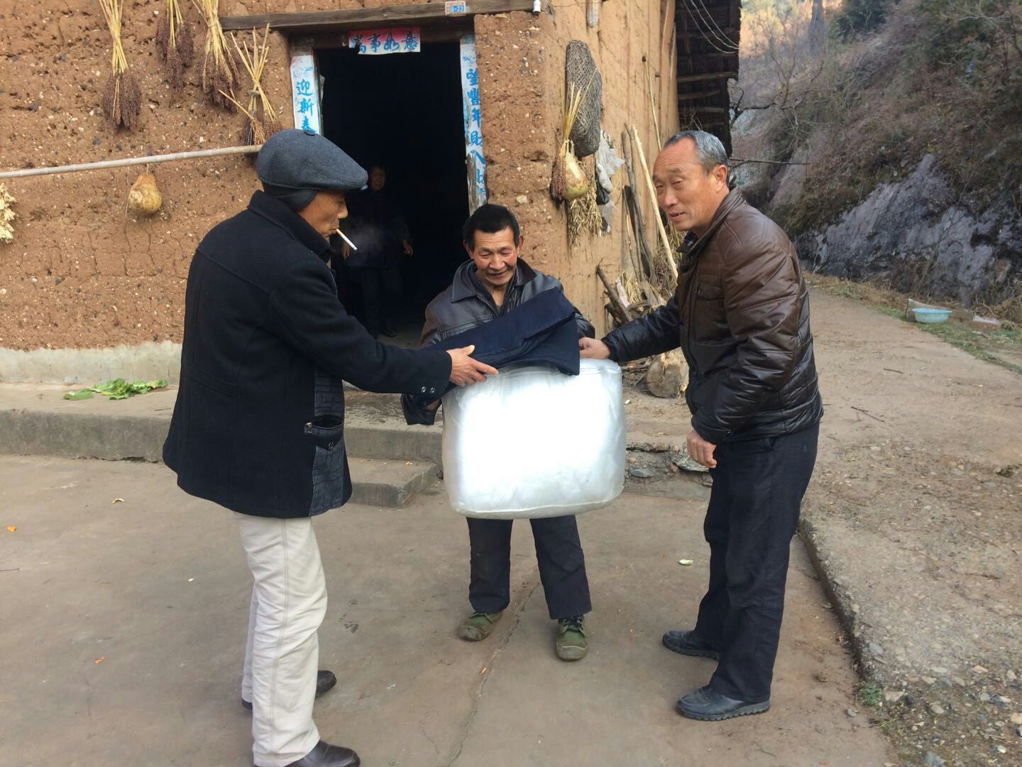 擂鼓镇：222名五保老人温暖过冬