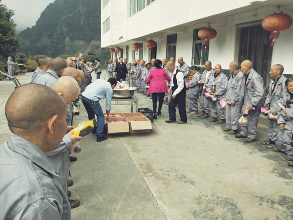 得胜镇：中秋节慰问福利院老人