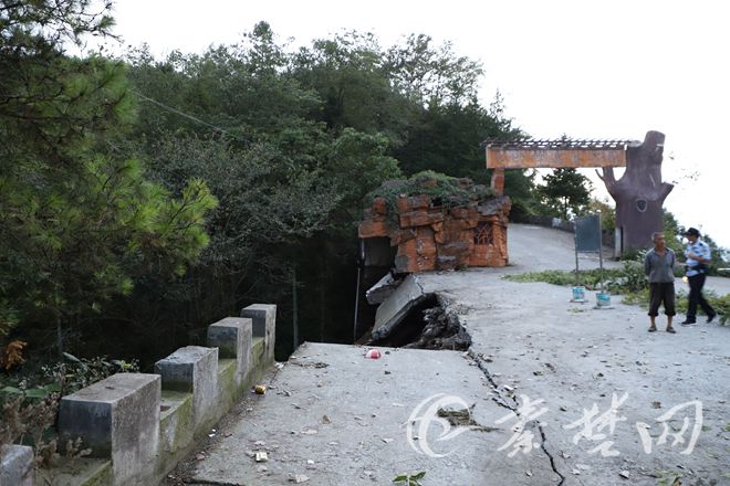 车停路边突遇塌方 轿车瞬间跌下七八米高悬崖