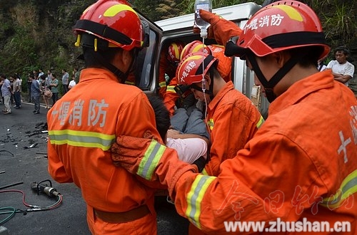 雨天刹车不及两车“激吻” 竹山消防上演生死营救
