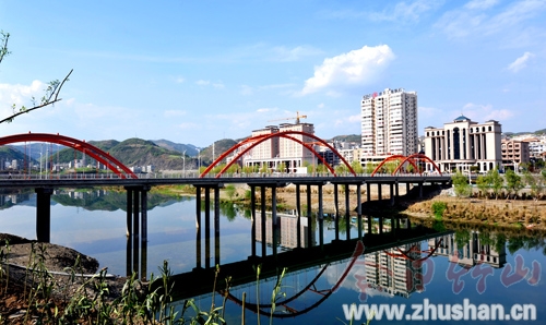 堵河三桥与波光倒影相映成趣