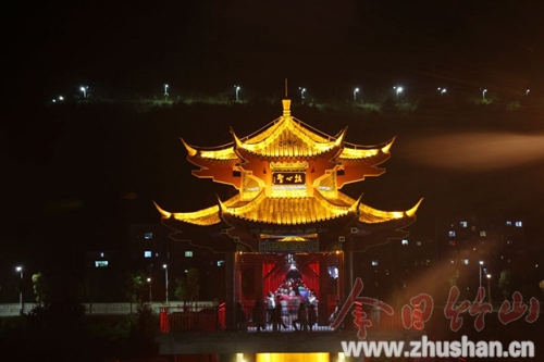 南门人行铁桥建成通行 更名“圣心桥”