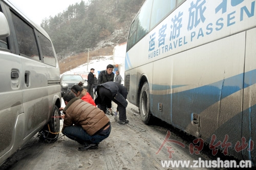 我县迎来新年第一场大雪 司机出行注意安全
