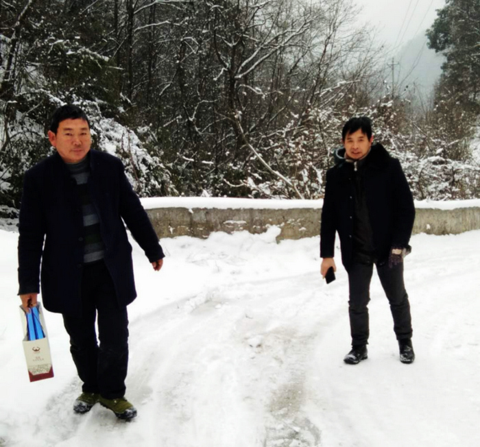 柳林乡卫生院雪中走访慰问贫困户