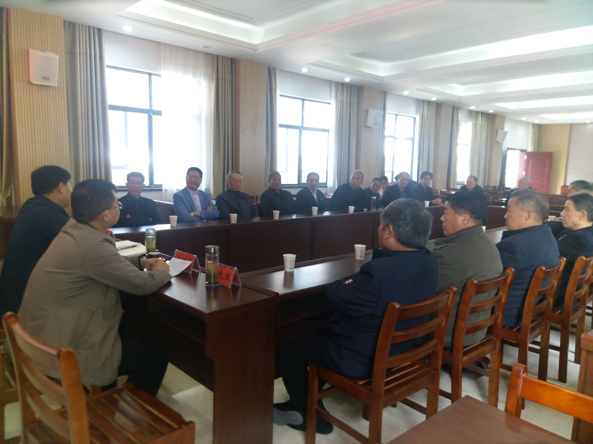 文峰乡：离退休干部建言献策欢度佳节