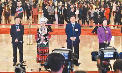 “代表通道”“委员通道”“部长通道”  “通”往民心 “道”出自信（会内会外）