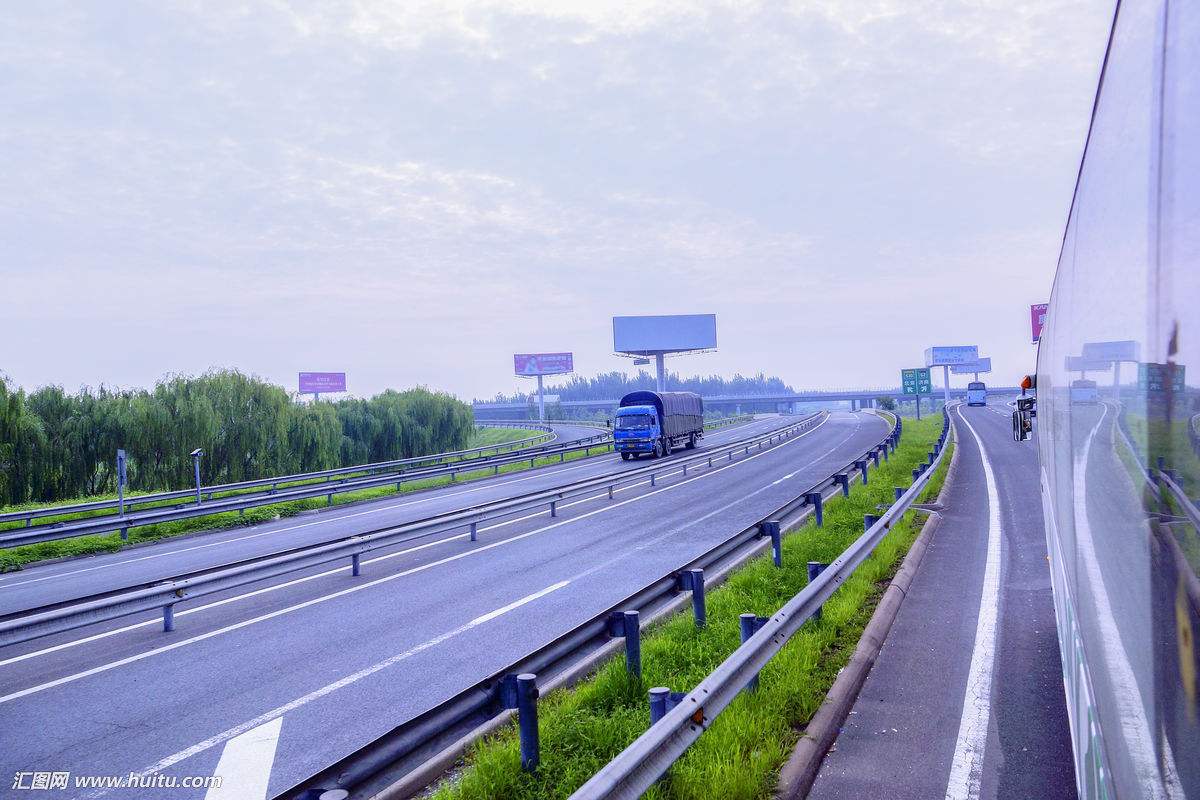 湖北23条高速公路路段临时封闭 交通部门打响除雪保畅战