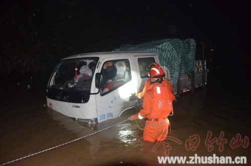 雨夜内涝小货车被困路中央 消防成功营救