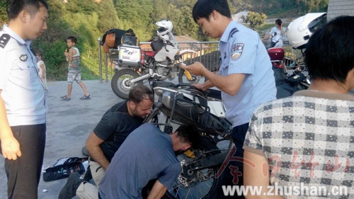 俩老外自驾游被困五房沟 溢水民警及时救助