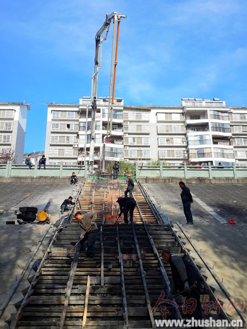 滨河公园施工忙 河堤新增3处水泥台阶便民通行