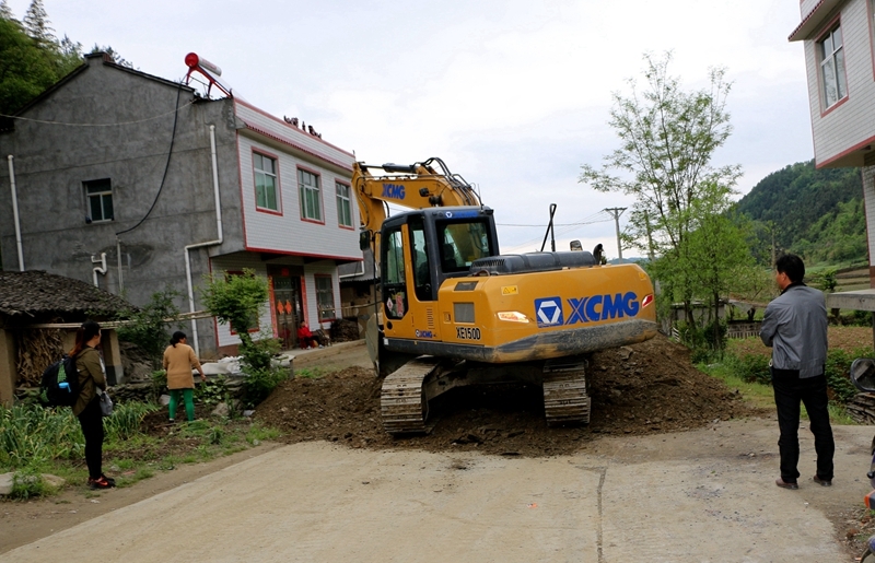 省道改扩建 竹坪农妇拔葱让路获点赞