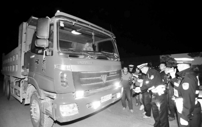 河北籍大货深夜陷困遇险　竹山警民合力救助获“赞”