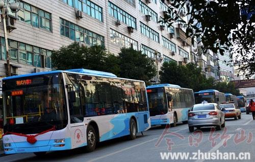 公交驾驶员:坚守平凡岗位保障百姓出行