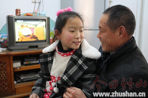 保障住房惠民见实效 低保老汉告别旧房入新居