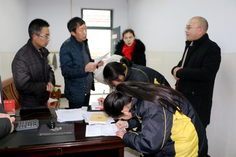 竹根联盟为茂华中学两学生送温暖