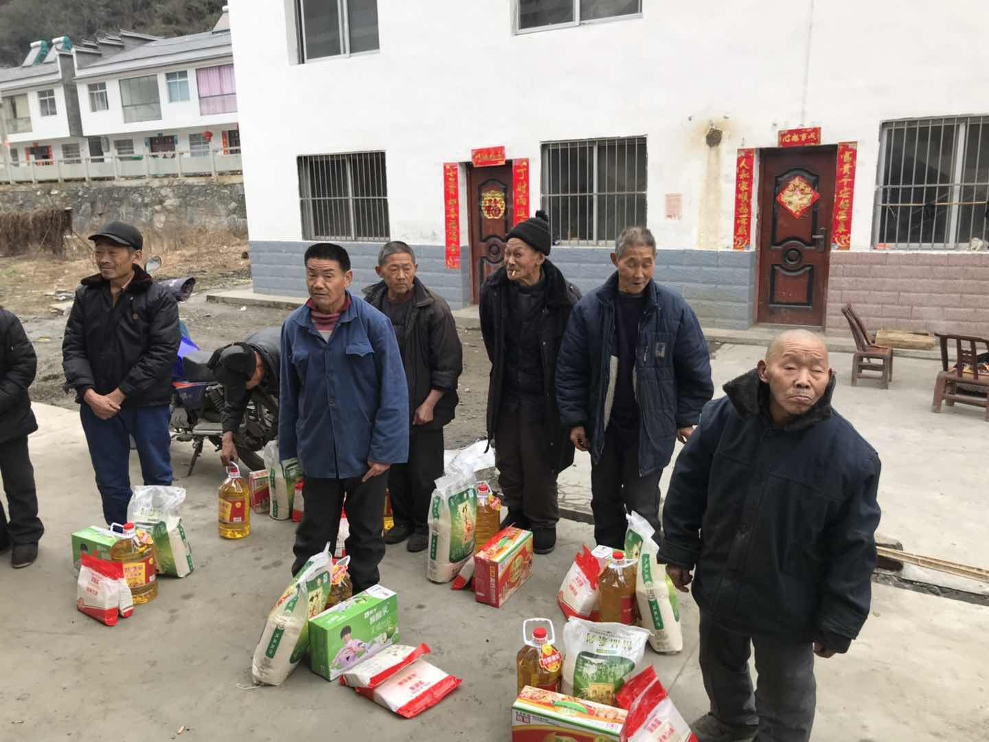 外出创业成功人士情系家乡老人