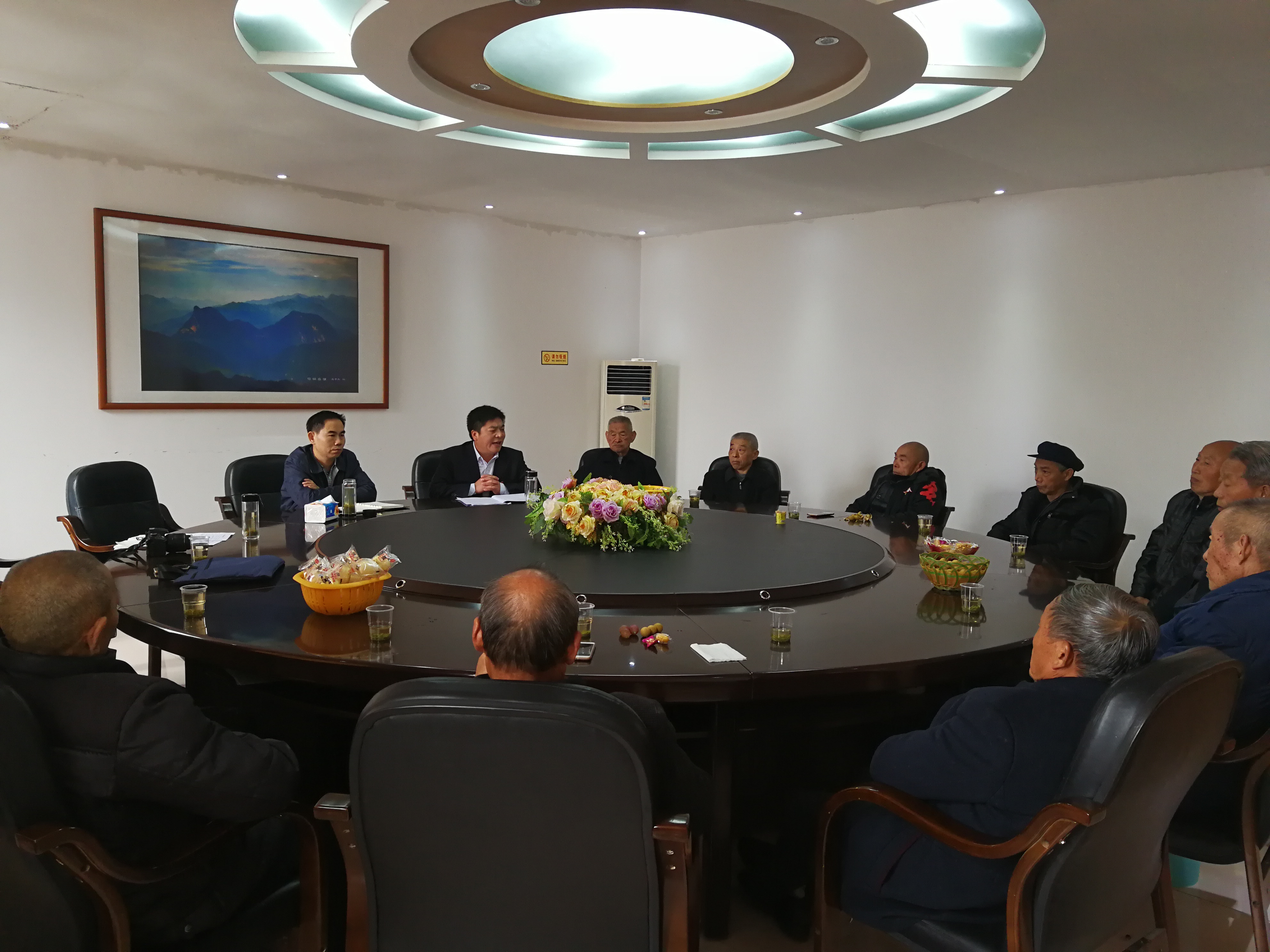 官渡镇召开老干部座谈会