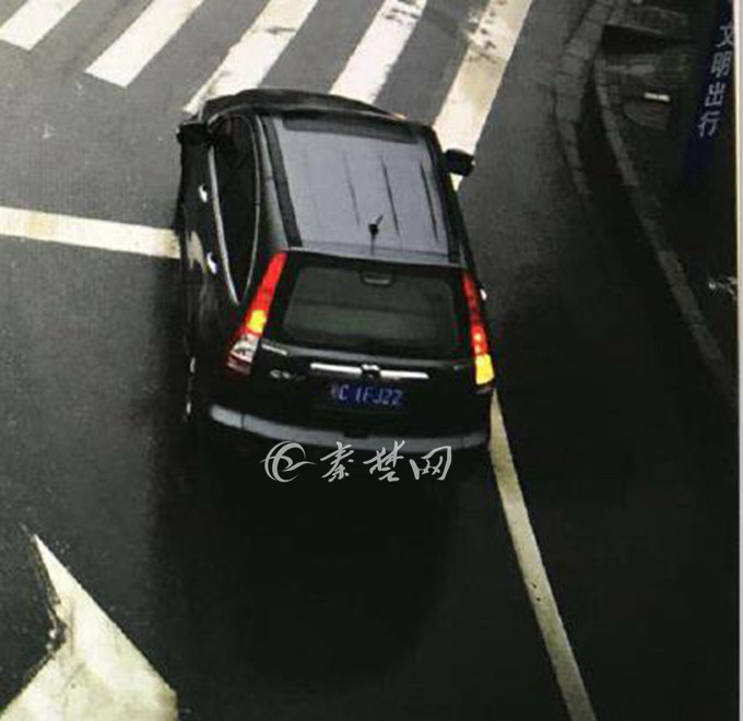 55条违法未处理还强行冲岗 警方呼吁见到此车请举报