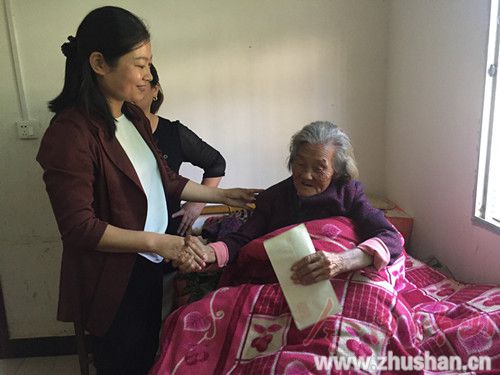 柳林乡青年干部走访慰问老人