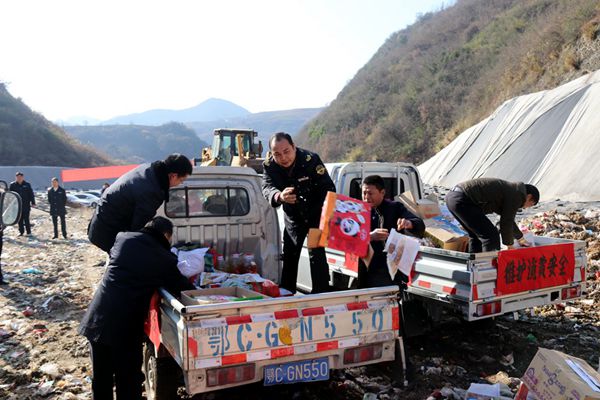 竹山集中销毁一批假冒伪劣食品