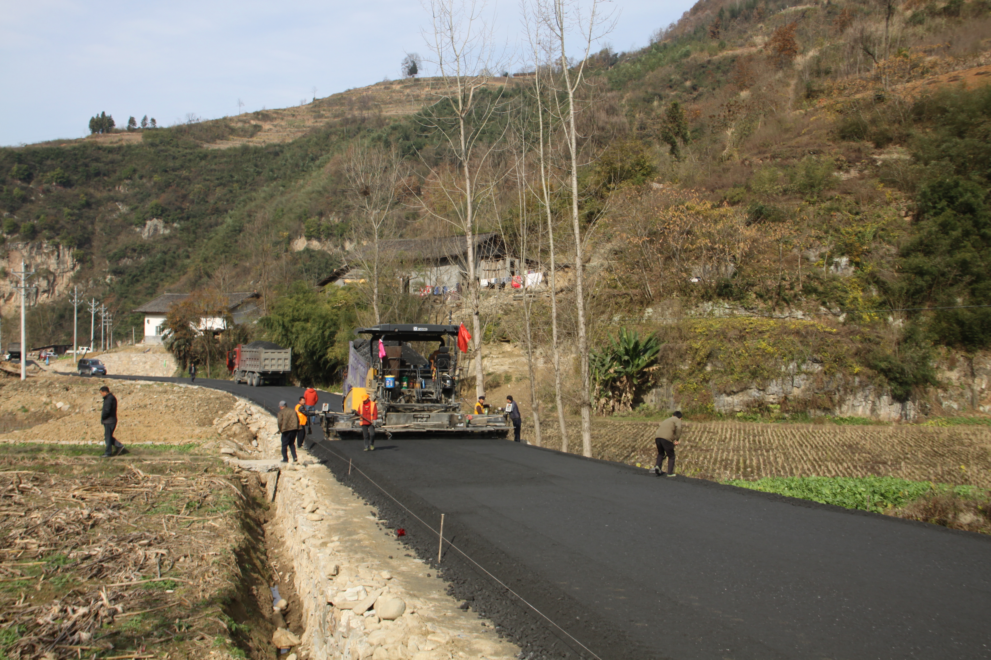 文峰乡：化太公路建设忙