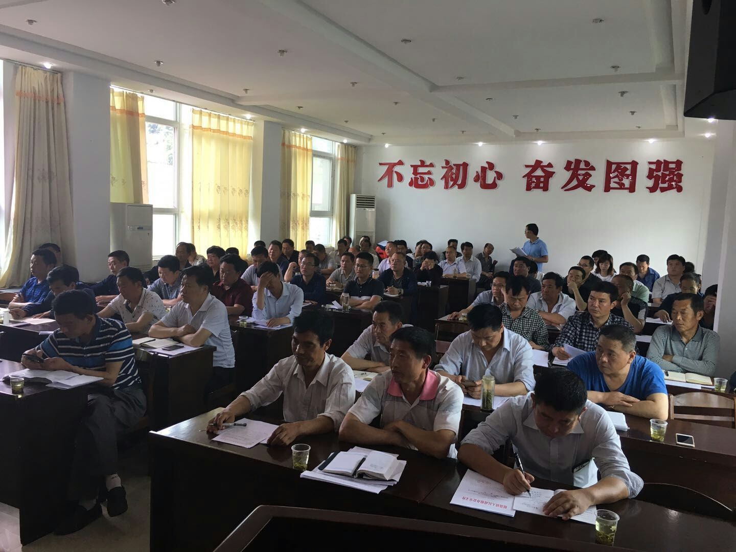 擂鼓镇召开“聚力脱贫攻坚、代表意见办理回头看”工作推进学习会